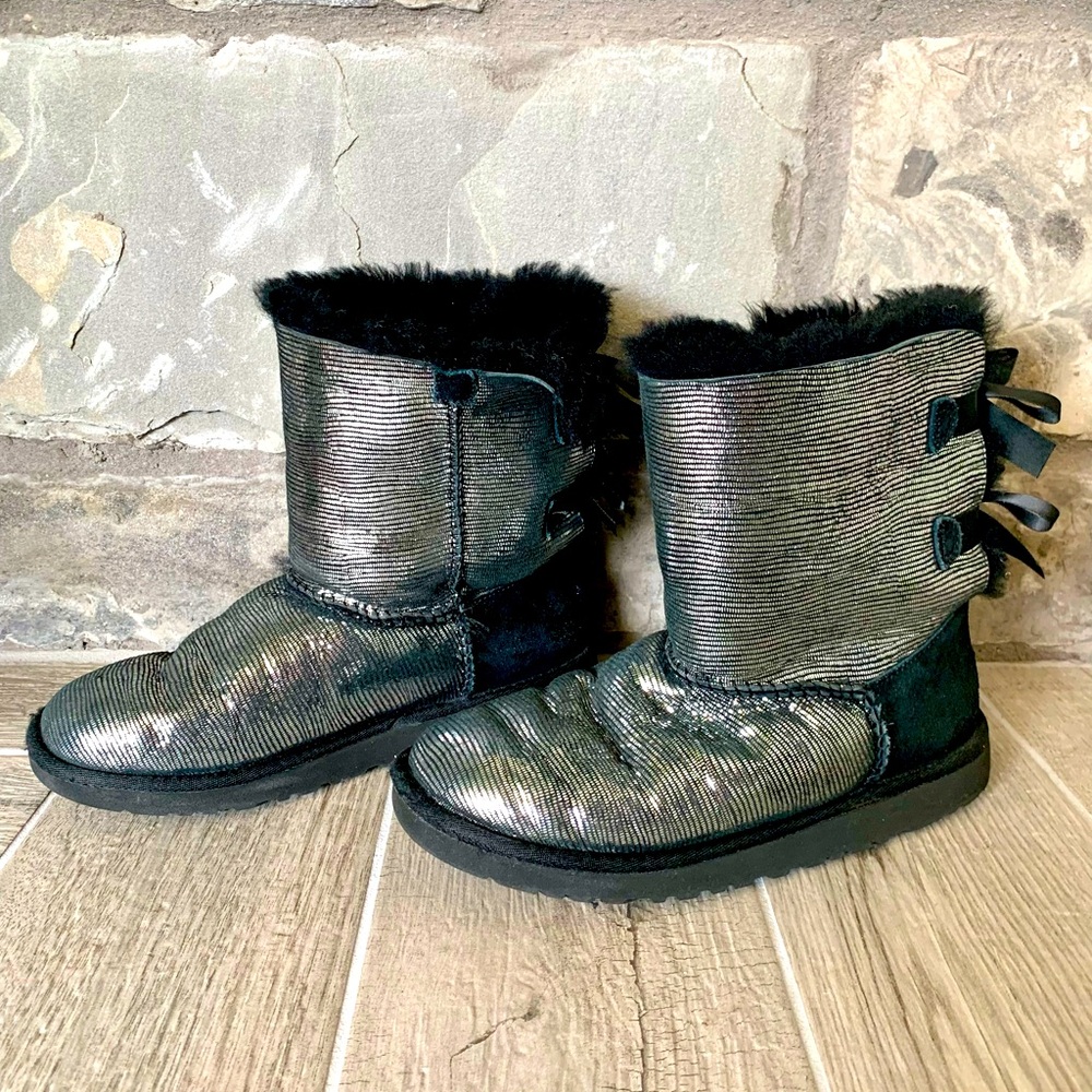 UGG Mini Bailey Bow Boot size 6